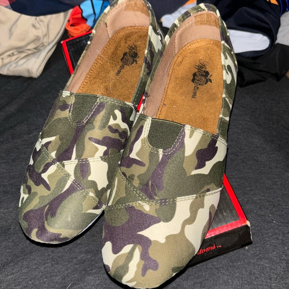 Apple bottom camo flats
